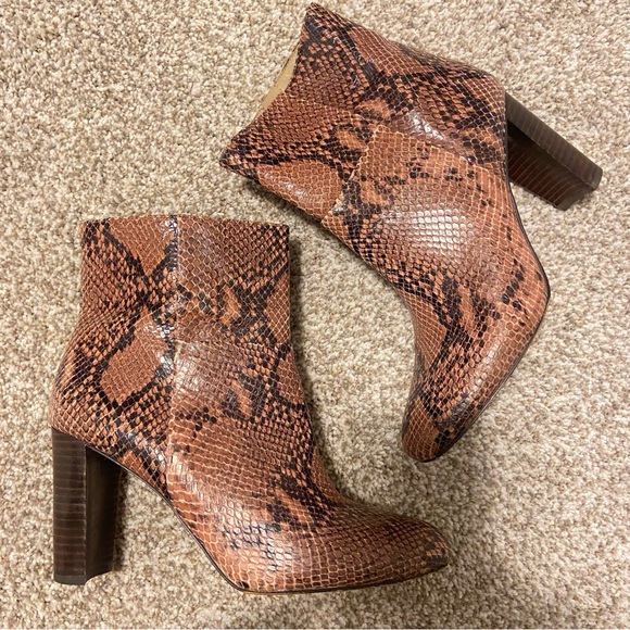 Ann Taylor Talulah Embossed Ankle Boots Size 9 Snakeskin Like Croc Print Booties - Picture 2 of 9